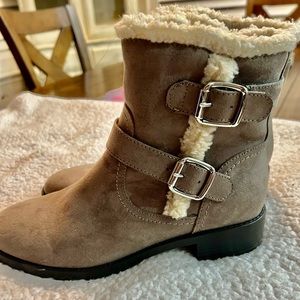 NEW UNISA Boots Womens Size 7.5 Tan Faux Suede Sherpa Lined Buckle Accent Zipper